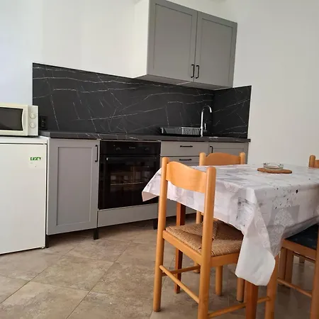 Neven Apartment *